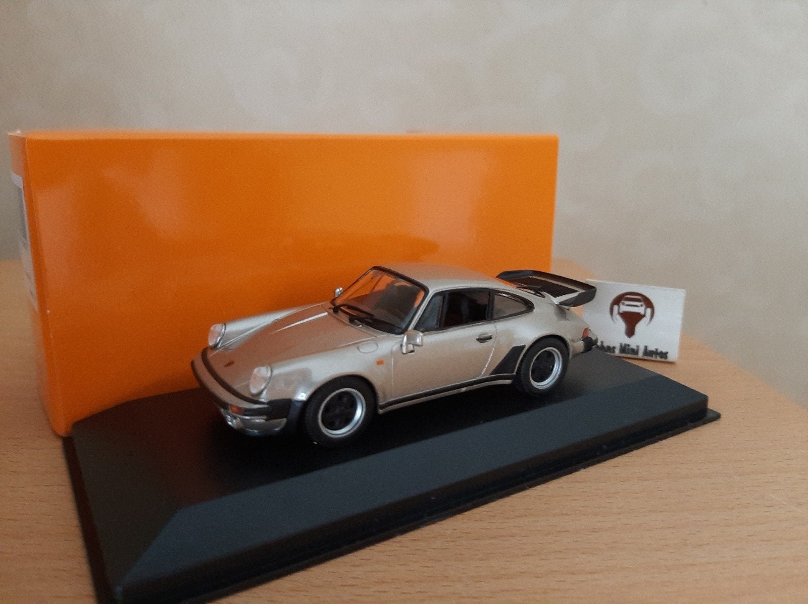 Porsche 911 (930) Turbo 3.3 1977 Goud Met. Maxichamps 1:43, Overige merken, Auto, Nieuw, Ophalen of Verzenden