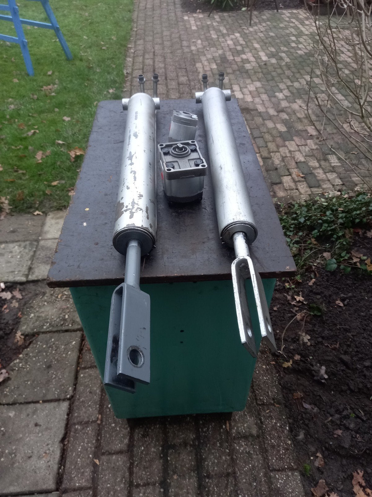 Hydraulische cilinders voor staande klovers, Ophalen, Zo goed als nieuw, Staand, Acg