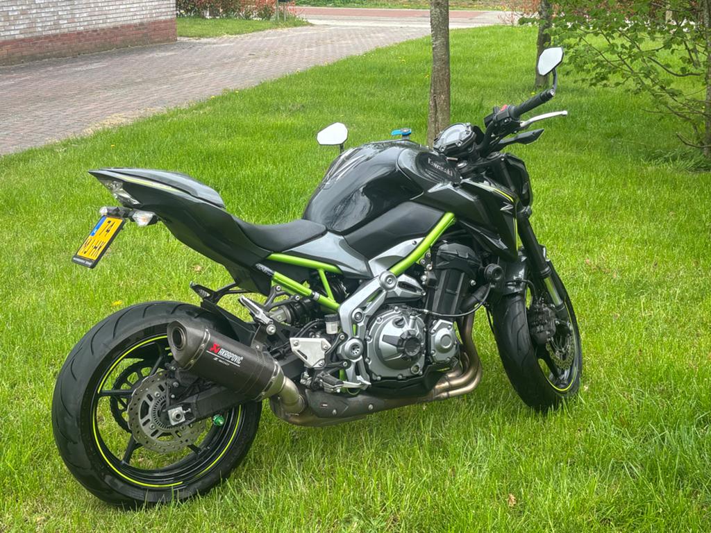 Kawasaki Z900 met Akrapovic uitlaat - Zeer nette staat, Motoren, Occasion, 4 cilinders, Motorrijbewijs A, Particulier