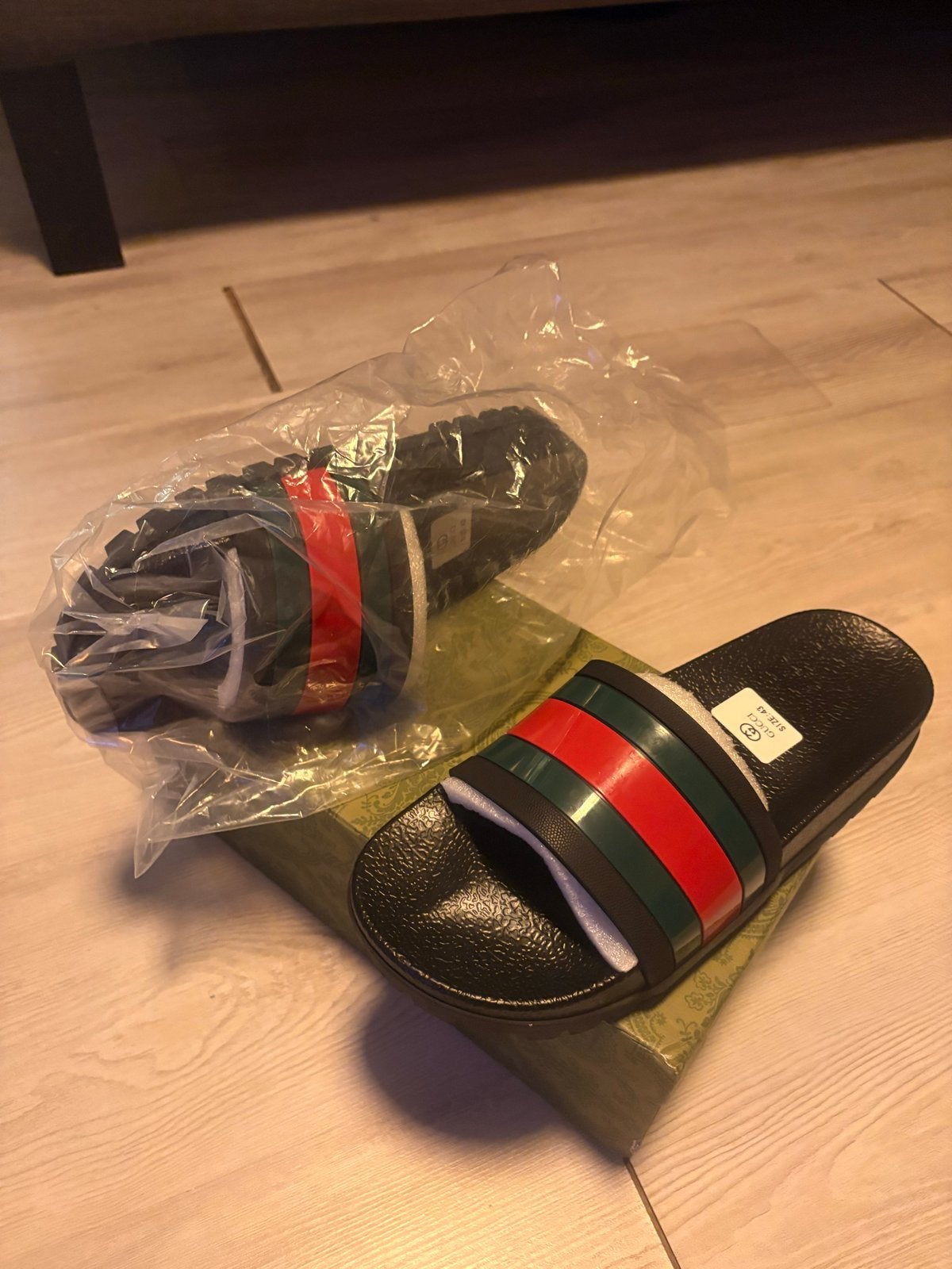 Gucci slippers - Nieuw in doos, Ophalen of Verzenden, Nieuw, Zwart, Slippers