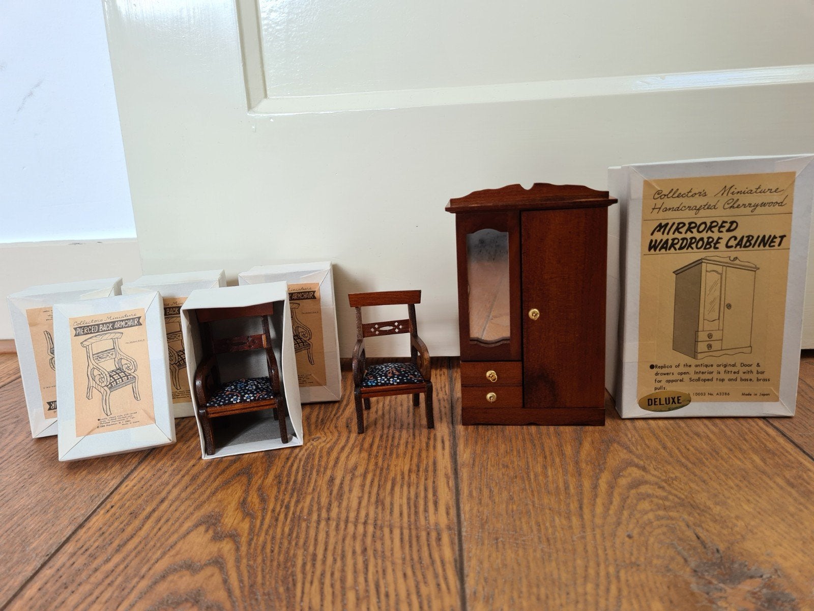 Shackman miniaturen meubels: 4 stoelen en 1 kledingkast, Ophalen of Verzenden, Nieuw, Decoratie