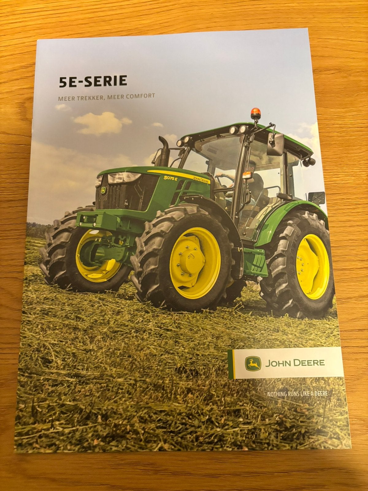John Deere 5e serie folder, Ophalen of Verzenden, Zo goed als nieuw