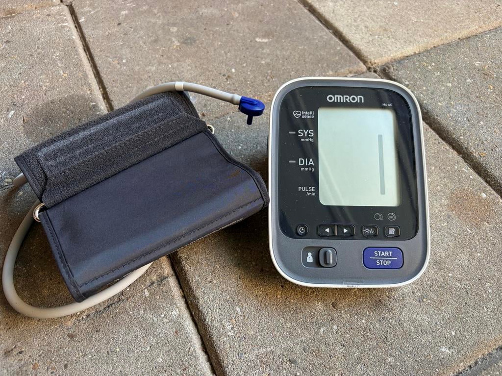 Omron M6 AC Automatische Bloeddrukmeter (HEM-7322-E), Ophalen of Verzenden, Zo goed als nieuw, Overige typen