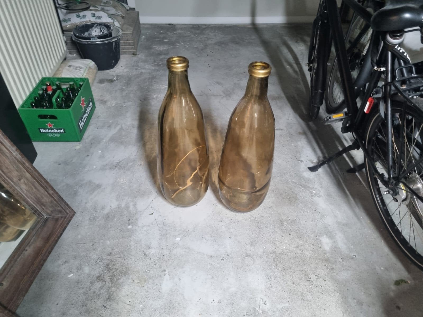 2 Grote Vintage Bruine Glazen Flessen - Decoratief, Ophalen