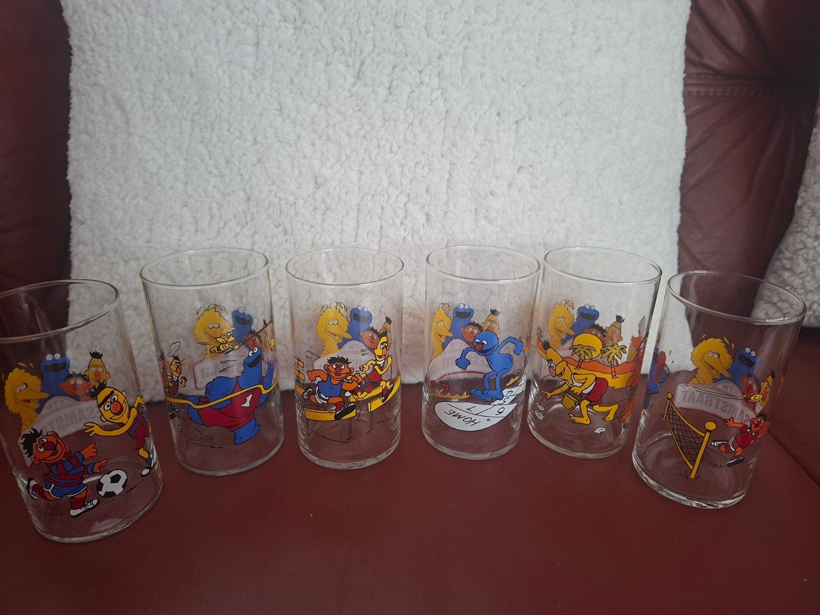 zes vintage Sesamstraat glazen brengt een vleugje nostalgie, Ophalen of Verzenden, Zo goed als nieuw, Tv, Gebruiksvoorwerp