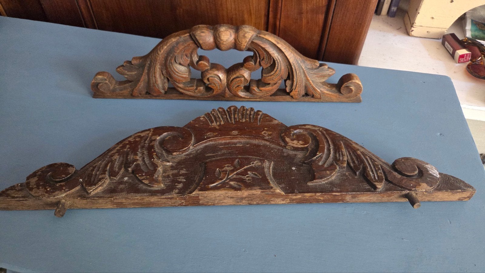 2 x Oud Frans houten ornament of sierlijst handgestoken, Ophalen of Verzenden