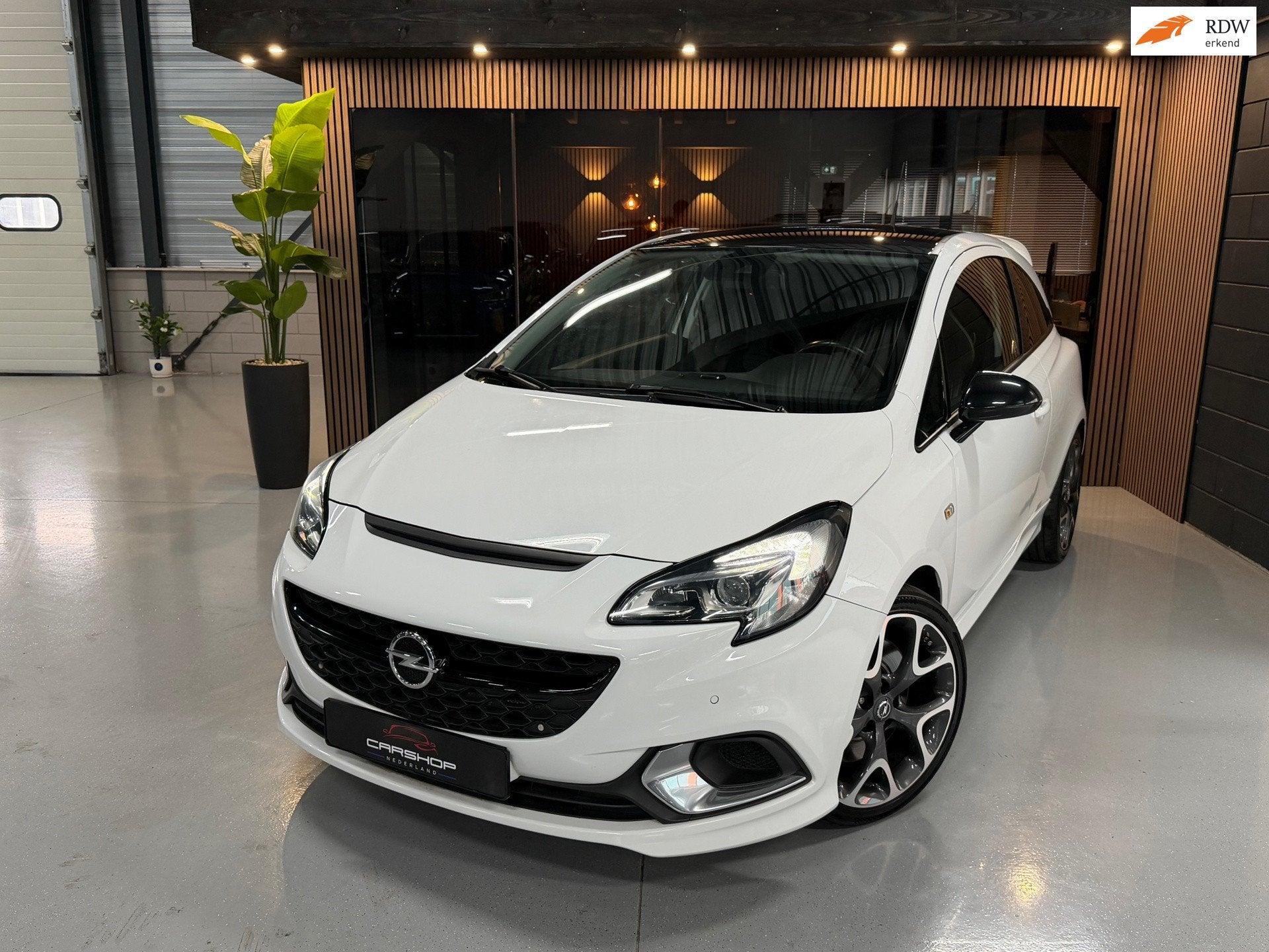 Opel Corsa 1.6 Turbo OPC 207PK RECARO/CAMERA/LEER/LANE/APK, 1203 kg, Gebruikt, Zwart, 4 cilinders
