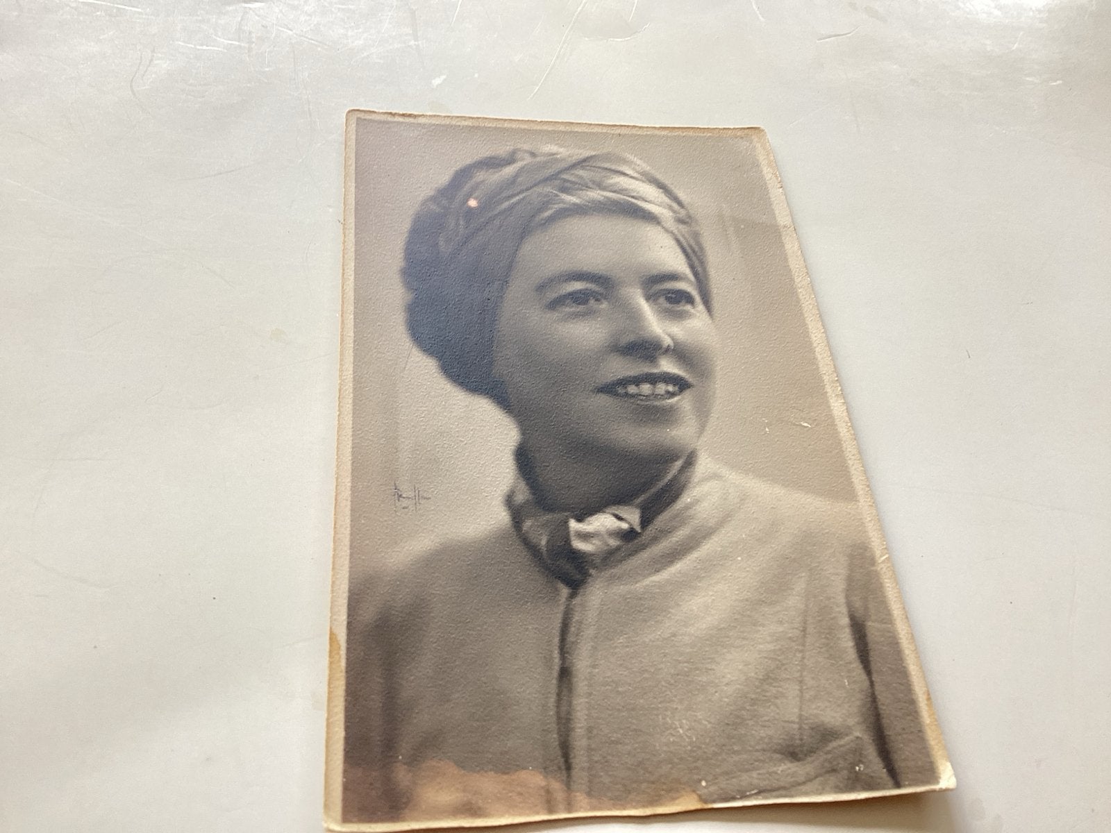 Apeldoorn van een vrouw met hoofddoek, Foto Knopper, Gebruikt, Foto, Ophalen of Verzenden, Voor 1940