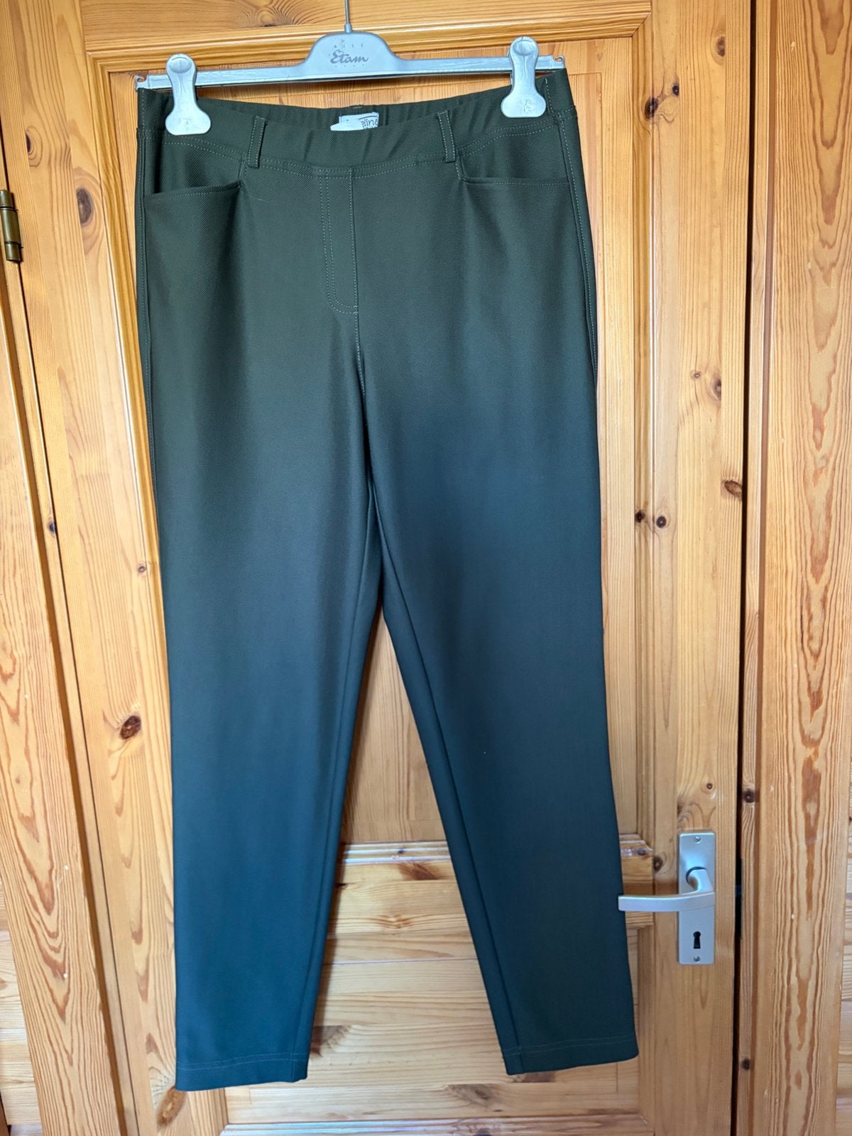 Broek groen by adelina 42, Kleding | Dames, Maat 42/44 (L), Ophalen of Verzenden, Zo goed als nieuw, Lang