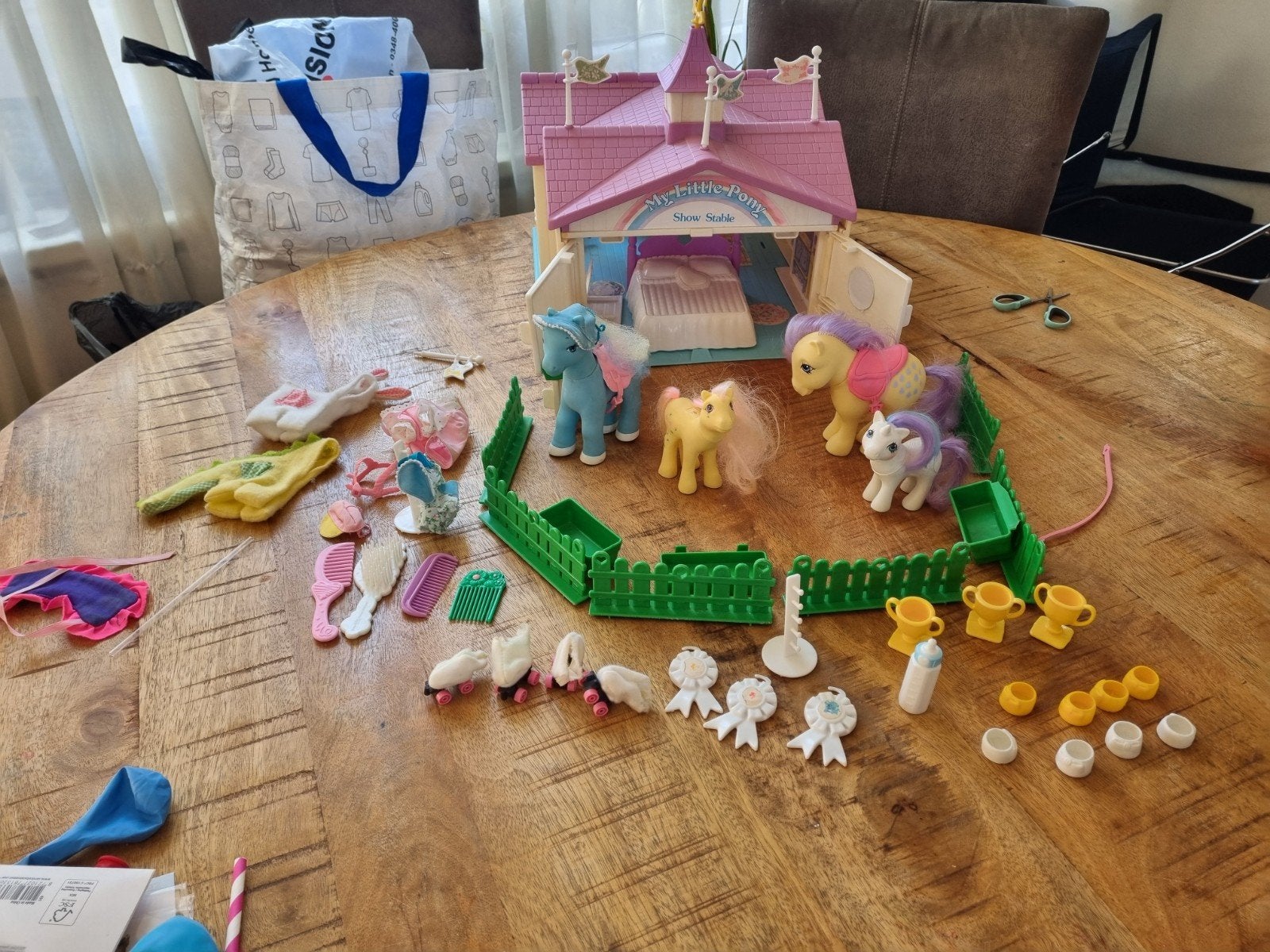 My Little Pony G1 Show Stable met pony's en accessoires, Ophalen, Gebruikt
