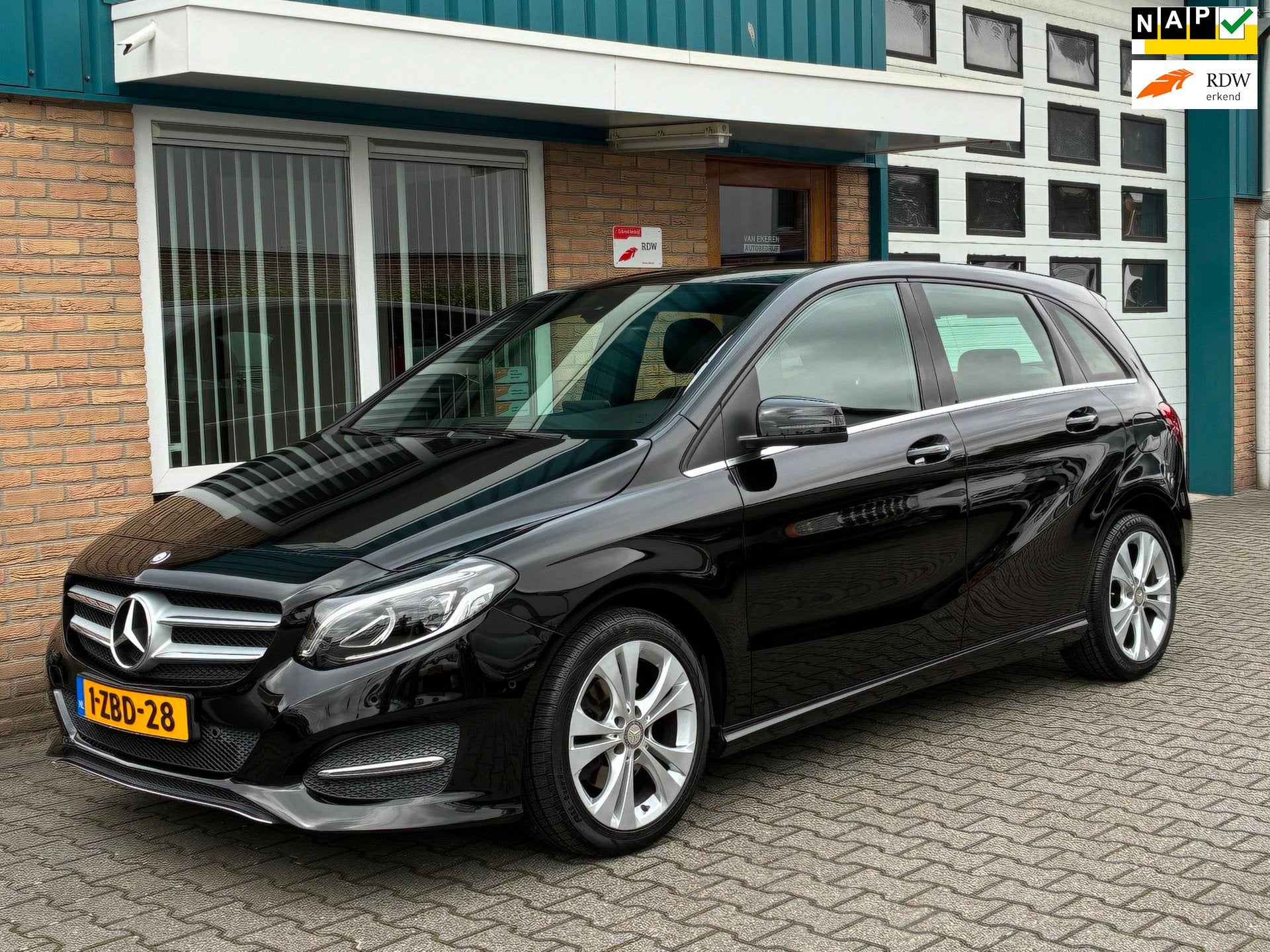Mercedes-Benz B-klasse 180 Ambition Automaat Model 2015, Auto's, 1325 kg, Gebruikt, Leder en Stof, Onderhoudsboekje