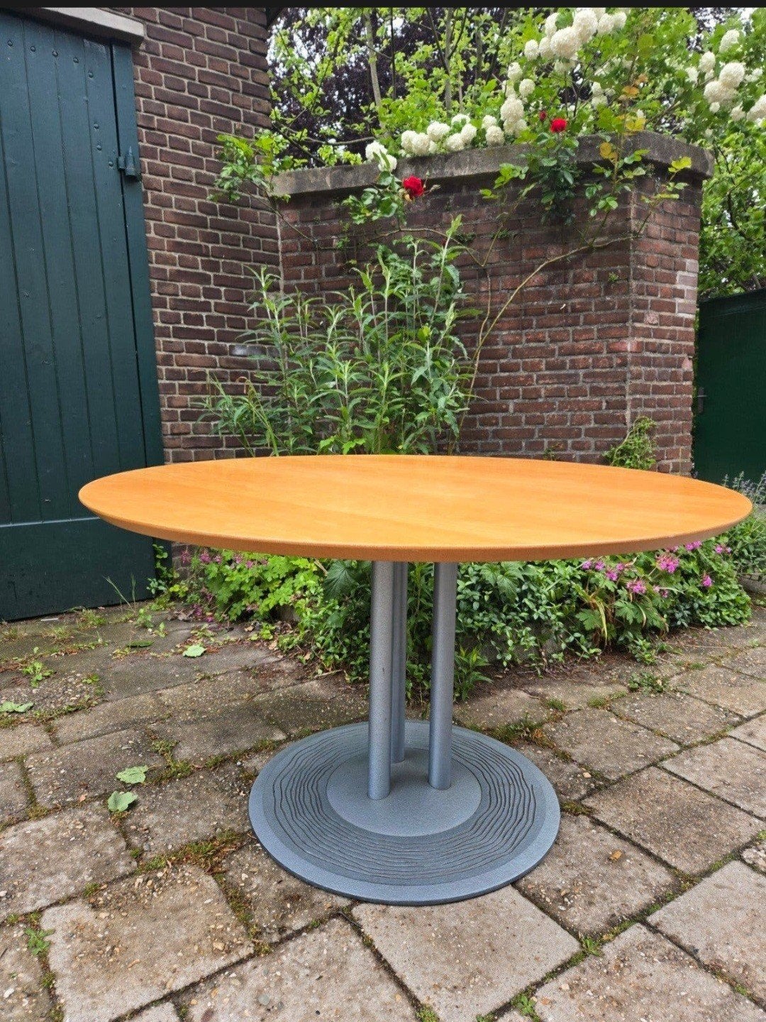 Leolux trias design eettafel jaren 90 Hugo de Ruiter, Gebruikt, Modern, industrieel, Rond, Drie personen