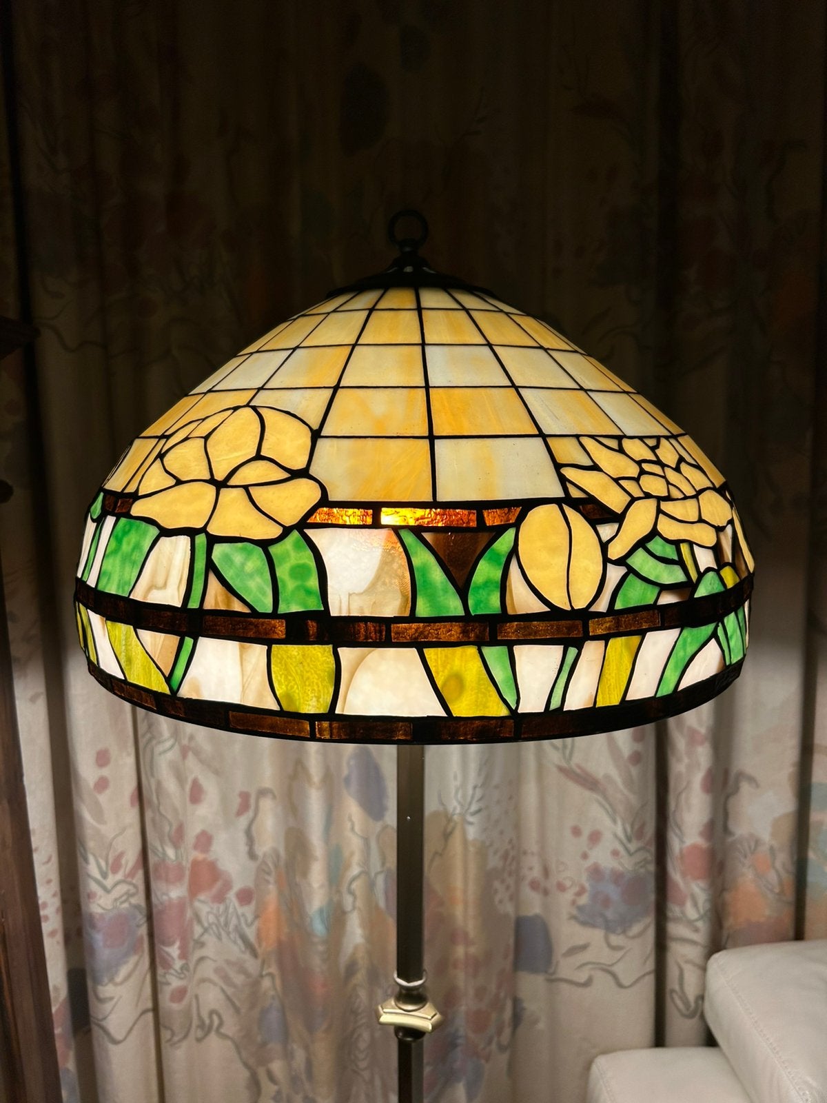 Tiffany style vloerlamp met koperen voet en bloemmotief., Ophalen, Zo goed als nieuw, 150 tot 200 cm