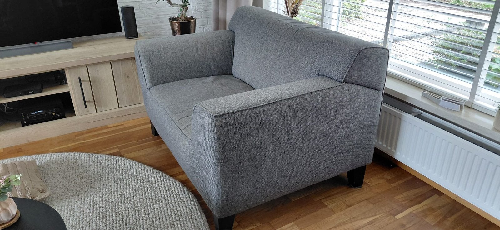 Mag nu weg: Comfortabele grijze loveseat, Ophalen, Gebruikt, Eenpersoons, 75 tot 100 cm