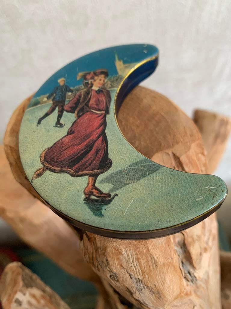 Vintage Maanvormig Blikje Schaatsers Läckerli-Huus Basel, Verzamelen, Blikken, Ophalen of Verzenden, Gebruikt, Overige, Overige merken