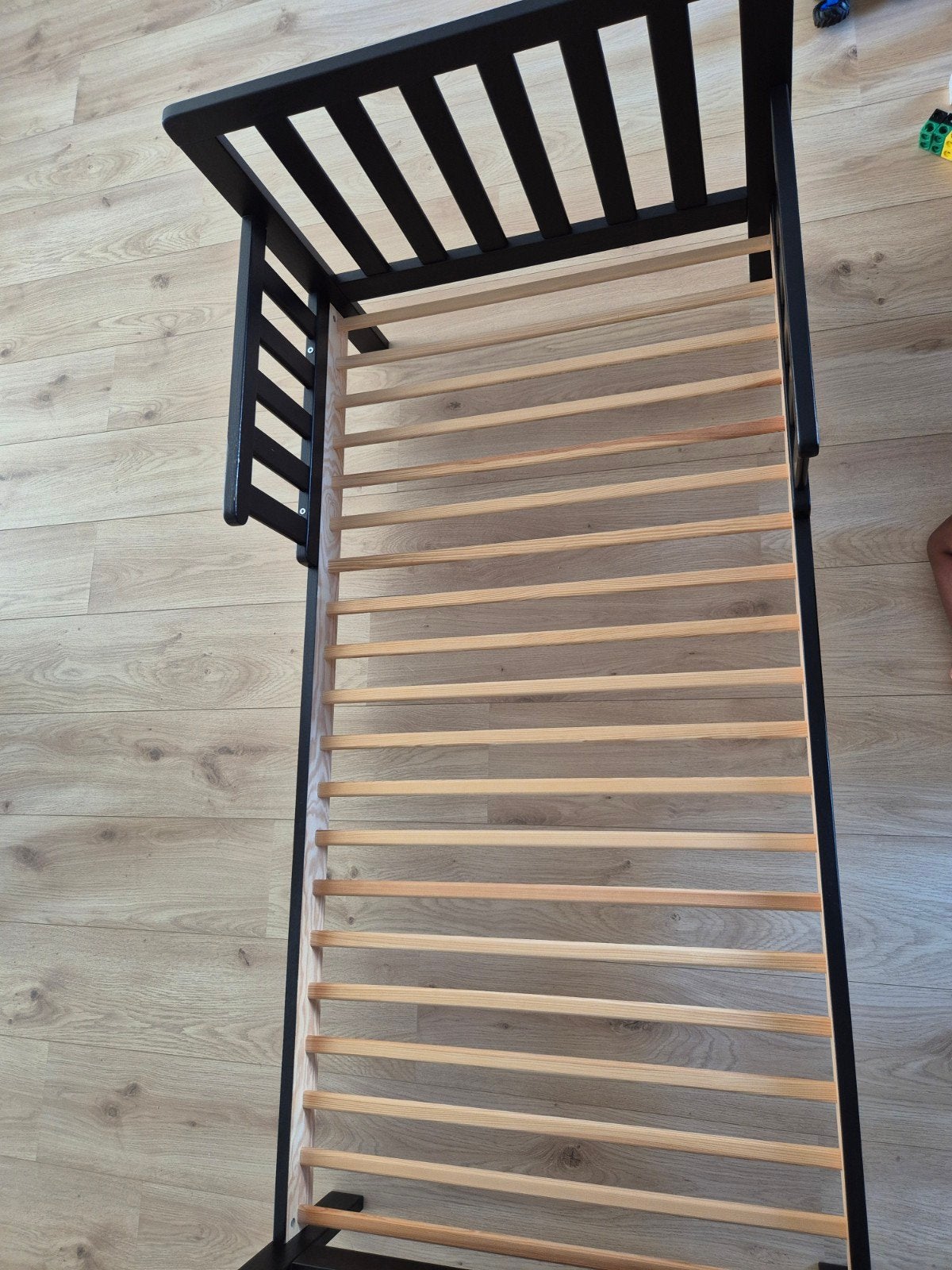 Zwart peuterbed, Huis en Inrichting, Ophalen, Gebruikt, 190 cm of minder, Hout