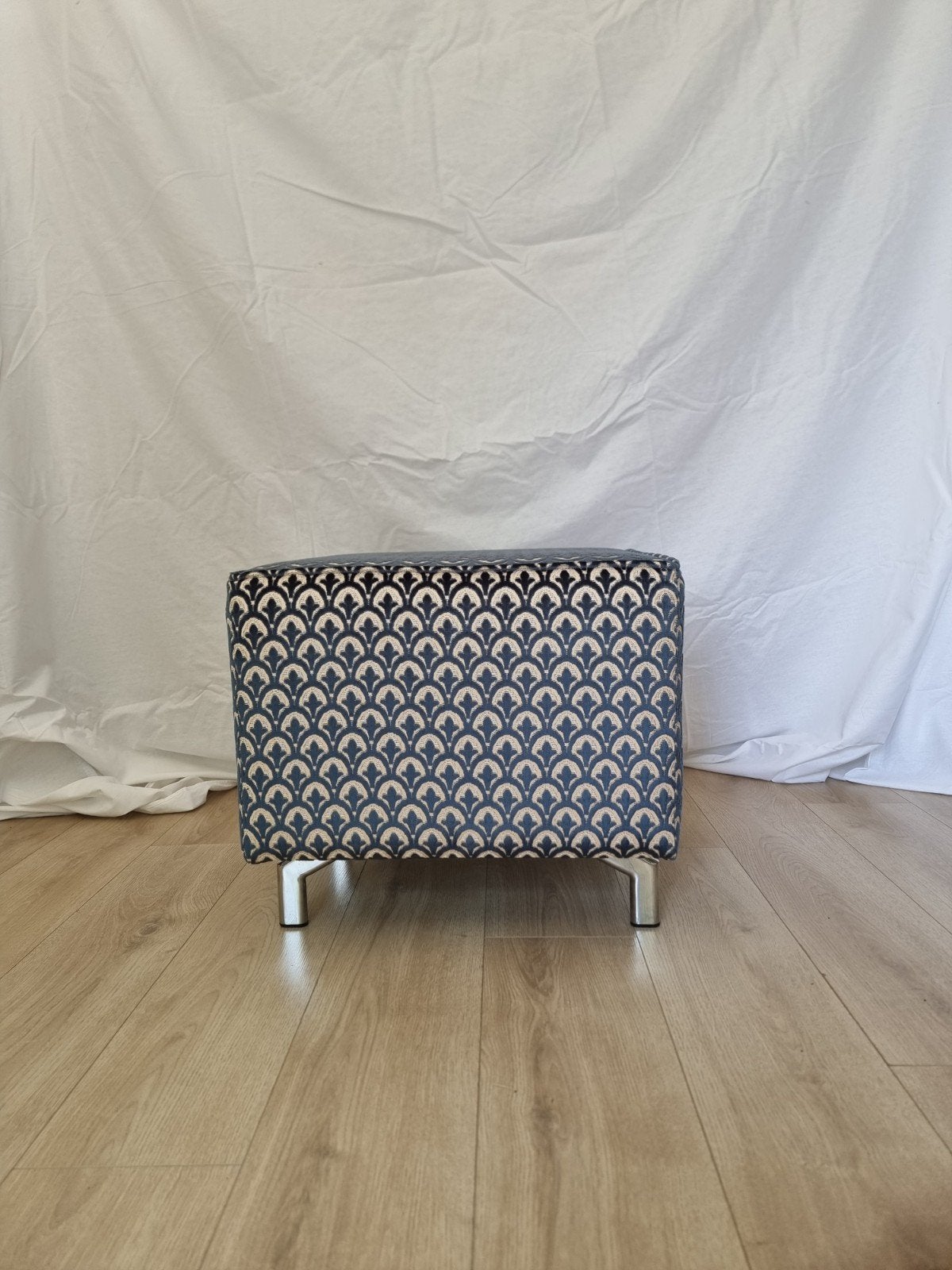Moderne Poef met Chrome Poten - Fleur de Lys Stof, Ophalen, Minder dan 50 cm, Vierkant, Nieuw