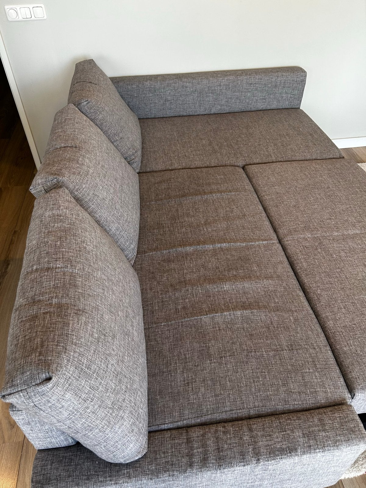 Foto 2 van Ikea grijze hoekbank/sofabed met opbergruimte
