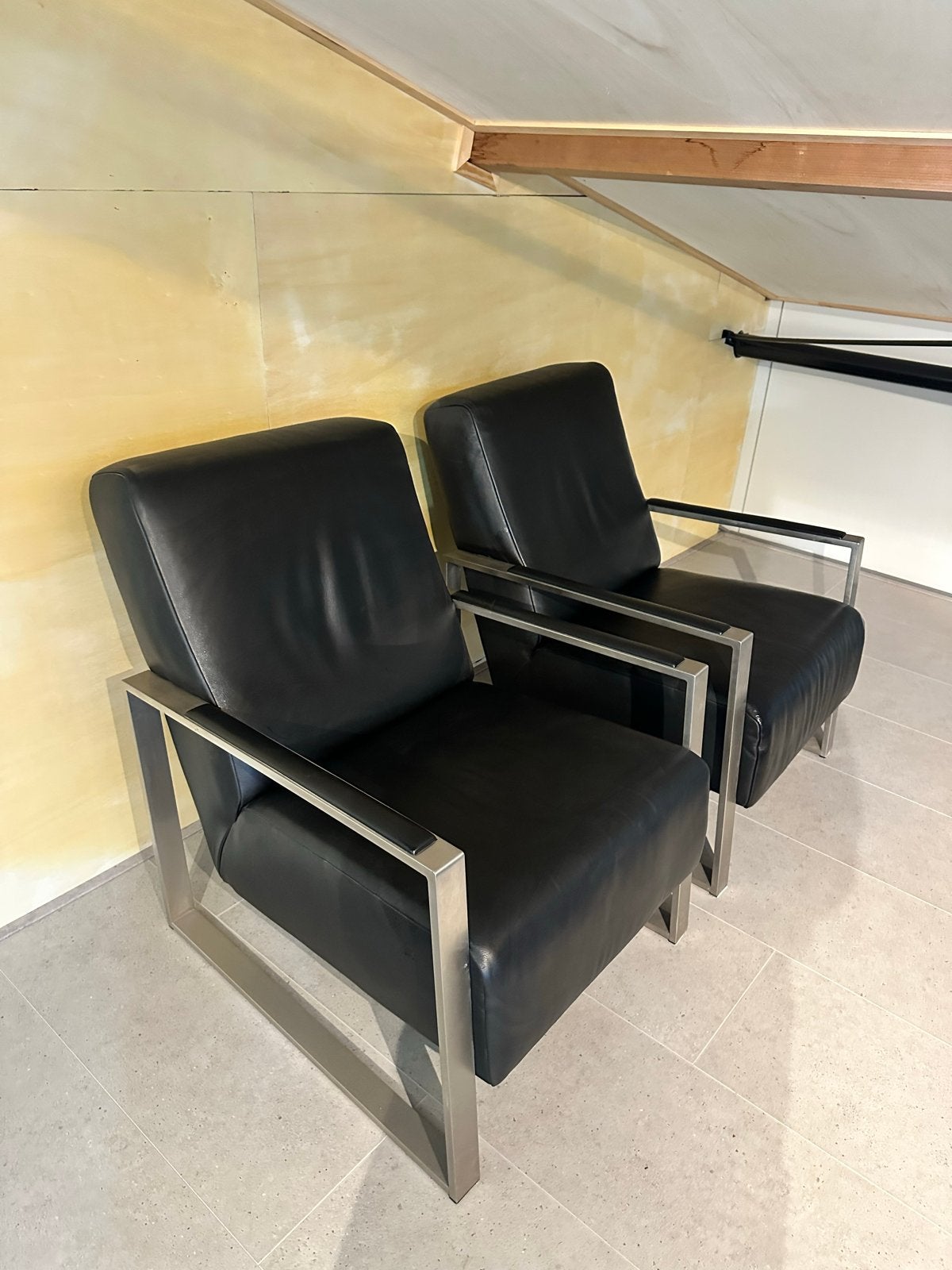 2x Design fauteuil zwart leer met RVS frame, Ophalen, Nieuw, Leer, 75 tot 100 cm