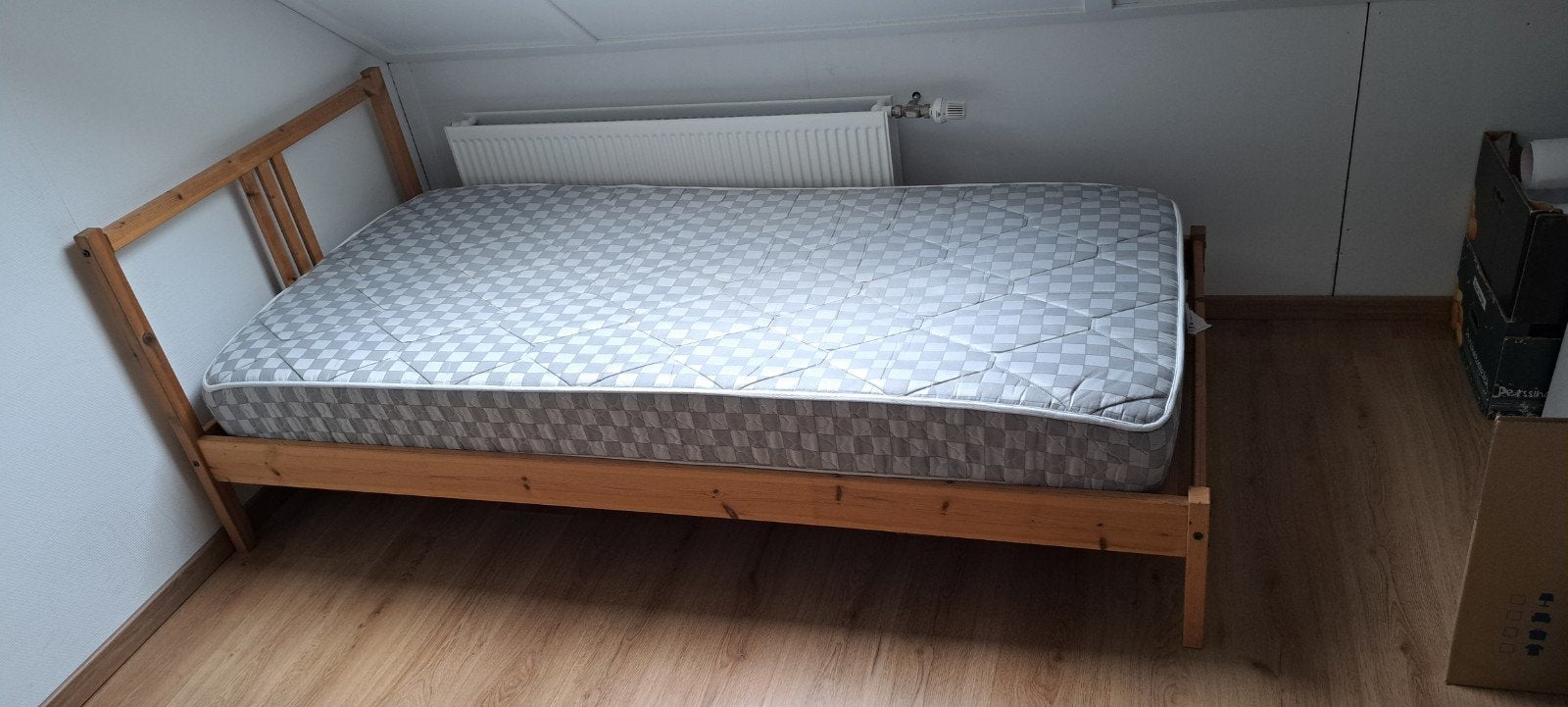 Eenpersoonsbed met matras en lattenbodem, Ophalen, Gebruikt, 90 cm, Eenpersoons