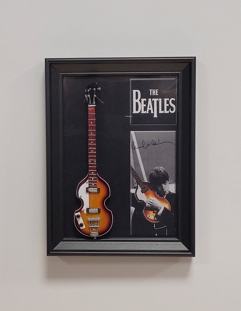 Paul McCartney miniatuur gitaar op lijst wanddeco decoratie, Info@deconoord.nl, Deco Noord, Nieuw, Ophalen of Verzenden