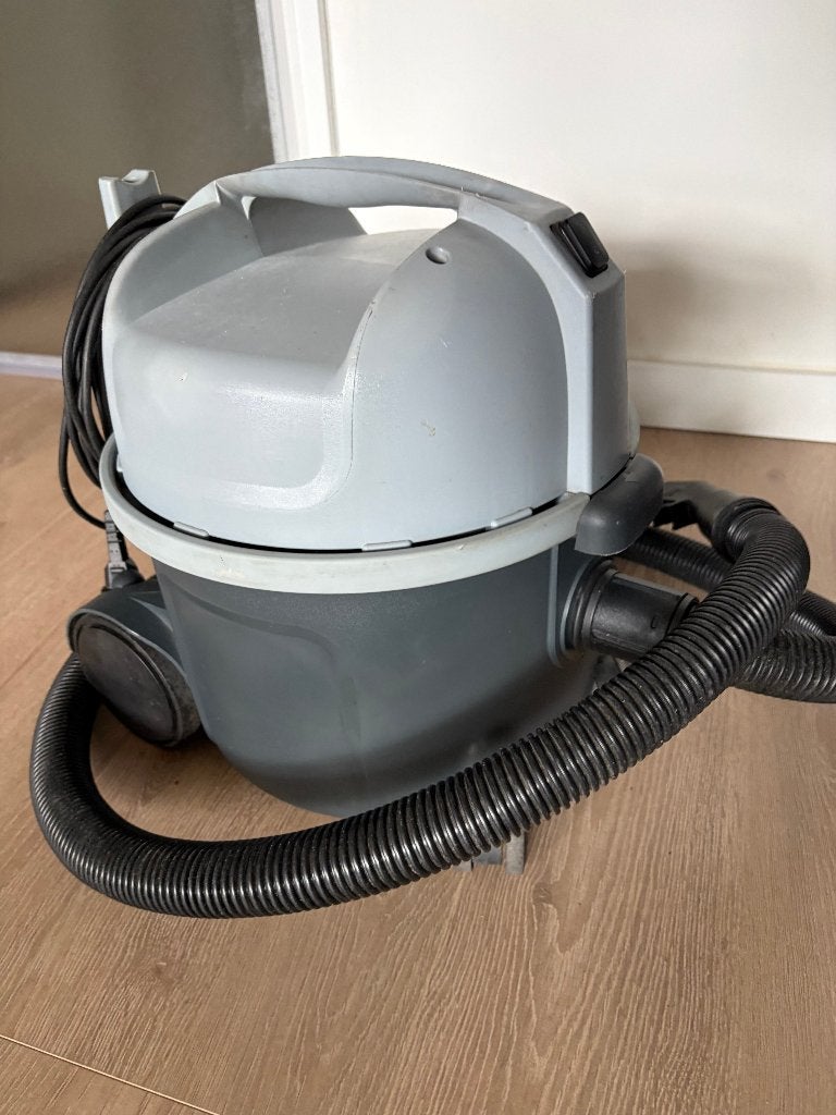 Nilfisk stofzuiger VP300, Witgoed en Apparatuur, Stofzuigers, Gebruikt, Minder dan 1200 watt, Steelstofzuiger, Ophalen