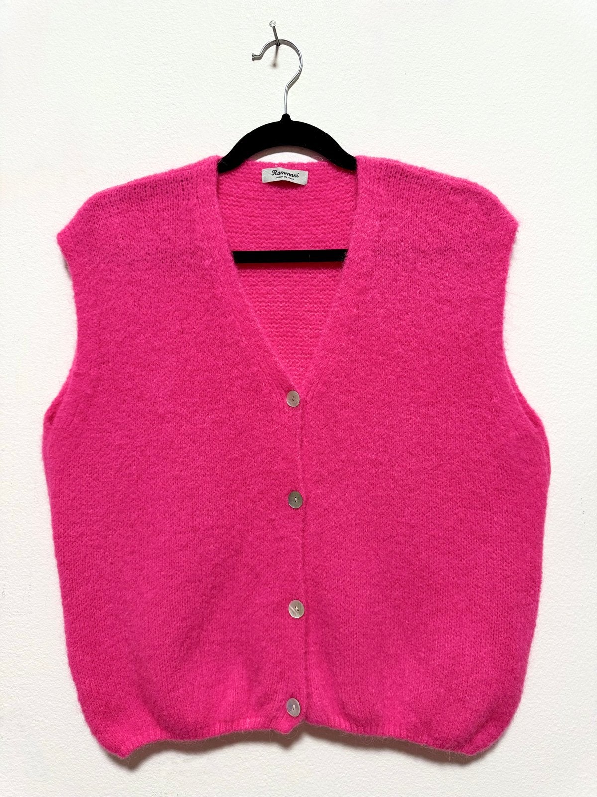 Rammani Felroze gebreid vestje met V-hals en knoopjes, Kleding | Dames, Truien en Vesten, Verzenden, Nieuw, Maat 38/40 (M), Roze