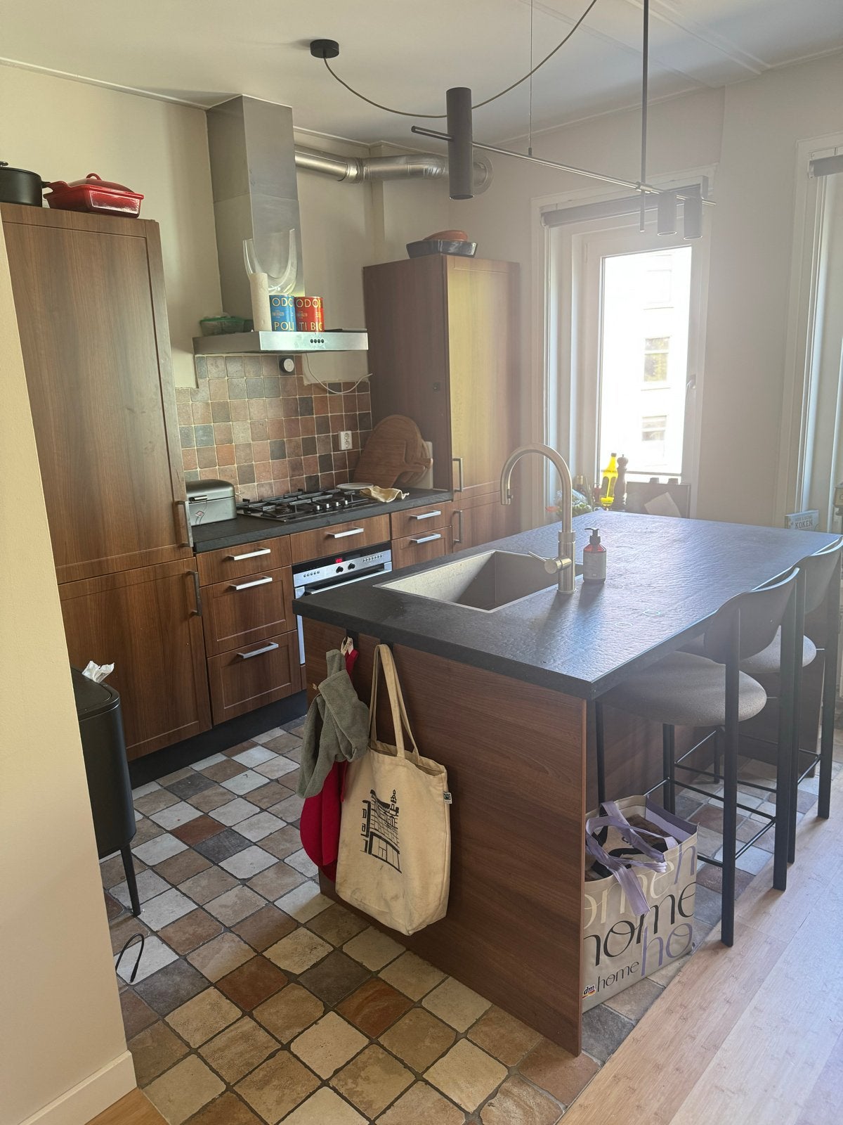 Foto 3 van Moderne keuken met kookeiland en inbouwapparatuur