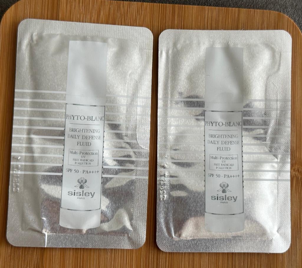 Sisley Phyto-blanc brightening daily defense fluid spf 50, Verzenden, Nieuw, Gehele gezicht, Verzorging