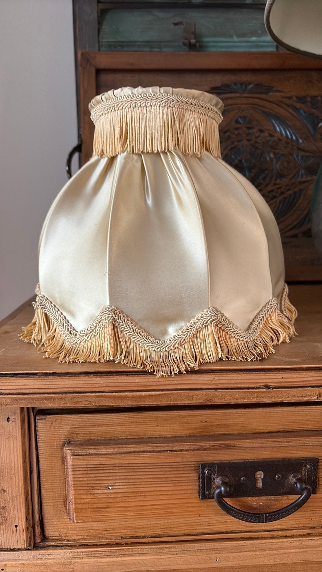 LAMPEKAP MET FRANJE VINTAGE GEEL HOOGTE 25 cm, Ophalen of Verzenden, Zo goed als nieuw, Geel