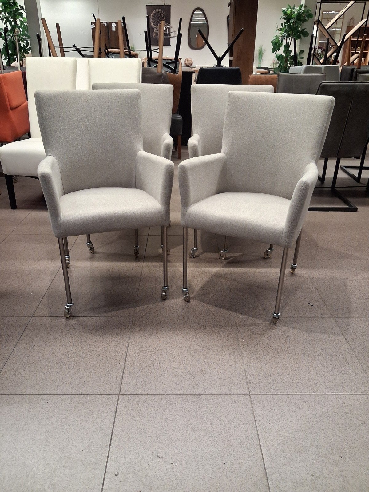 nieuwe eetkamerstoel op wieltjes grijze tweed set 4x €380, Ophalen, ., Nieuw, Vier