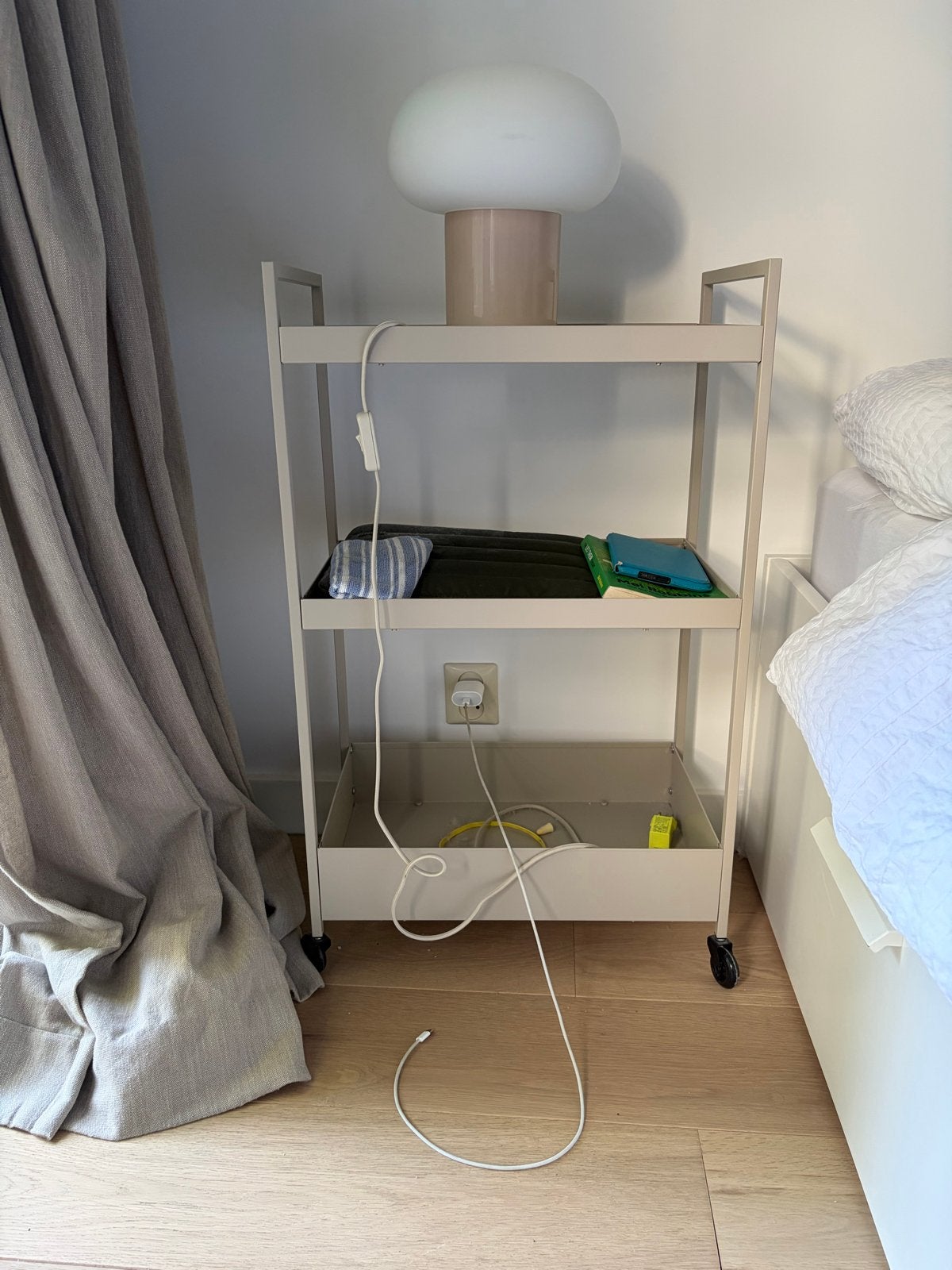 Beige trolley / nachtkastje - goede staat, Huis en Inrichting, Slaapkamer | Nachtkastjes, Ophalen, Metaal of Aluminium, Zo goed als nieuw