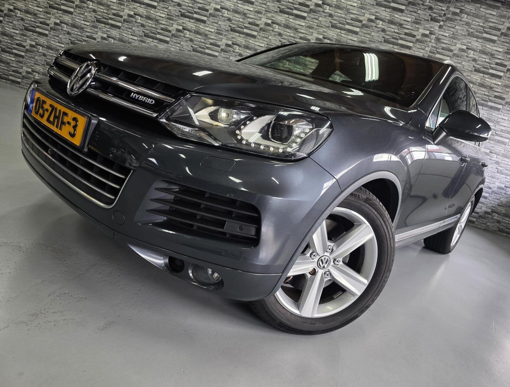 Volkswagen Touareg 3.0 TSI Hybrid Highline *NL AUTO*1e eig*!, Auto's, Euro 5, Gebruikt, 2995 cc, Bedrijf
