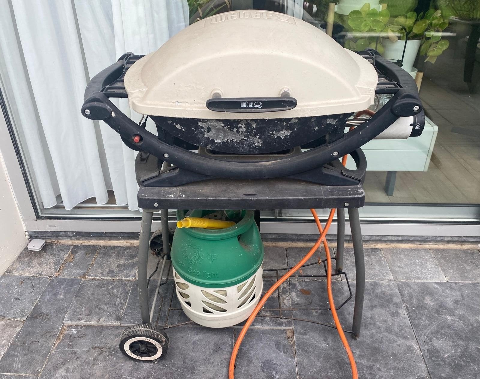 Weber Q2000 gasbarbecue met onderstel en gasfles, Ophalen, Gebruikt, Weber