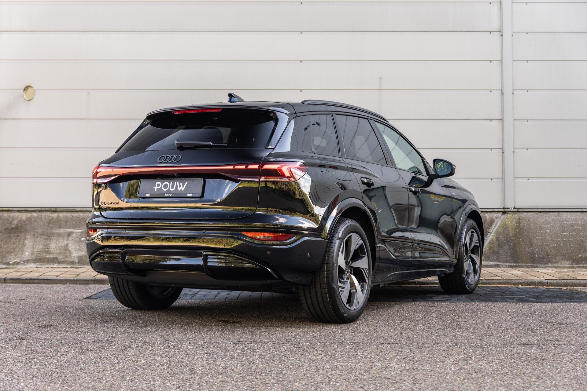 Audi Q6 e-tron 252pk S Edition 83 kWh | Luchtvering | Panora, Auto's, Automaat, 12 maanden, Achterwielaandrijving, Zwart
