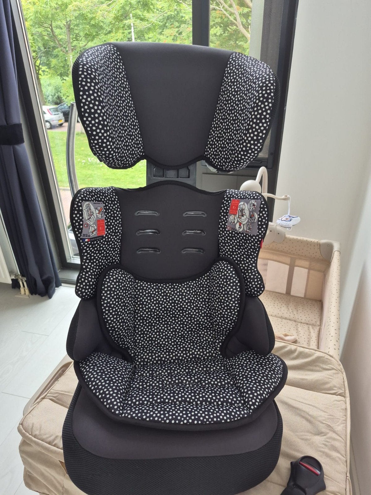 HEMA Autostoel Doorgroei 9-36KG - Zwart met stippen, Kinderen en Baby's, Autostoeltjes, Zo goed als nieuw, Overige merken, 9 t/m 36 kg