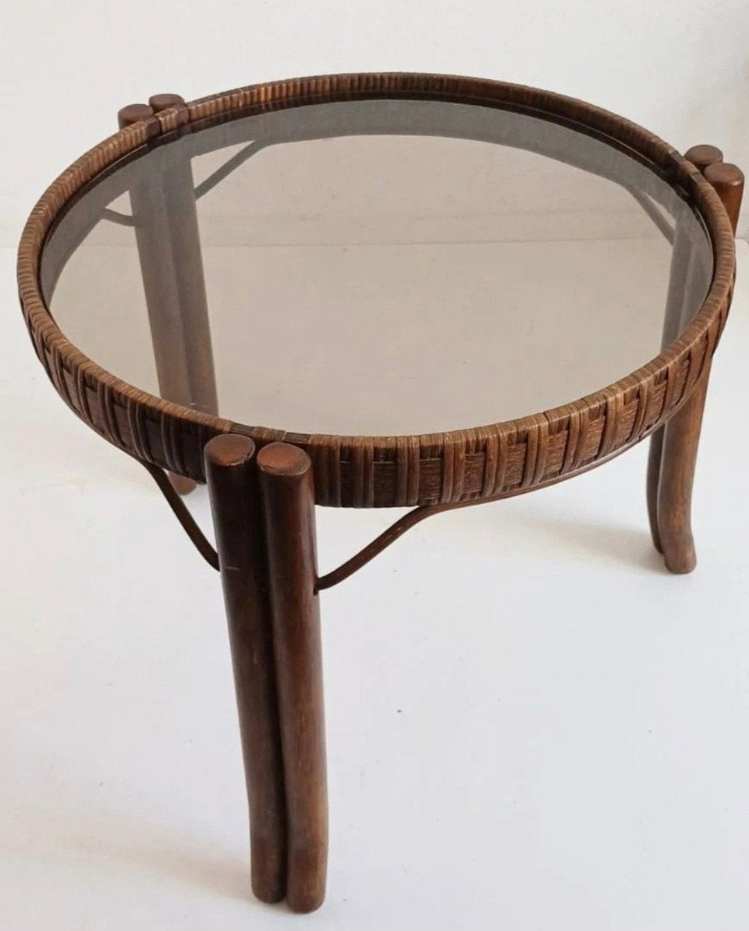 Vintage mooi gestileerd rotan en rookgas tafel, Huis en Inrichting, 50 tot 100 cm, Rond, Zo goed als nieuw, Vintage, Boho, Retro, scandi, mid-century, rotan, riet