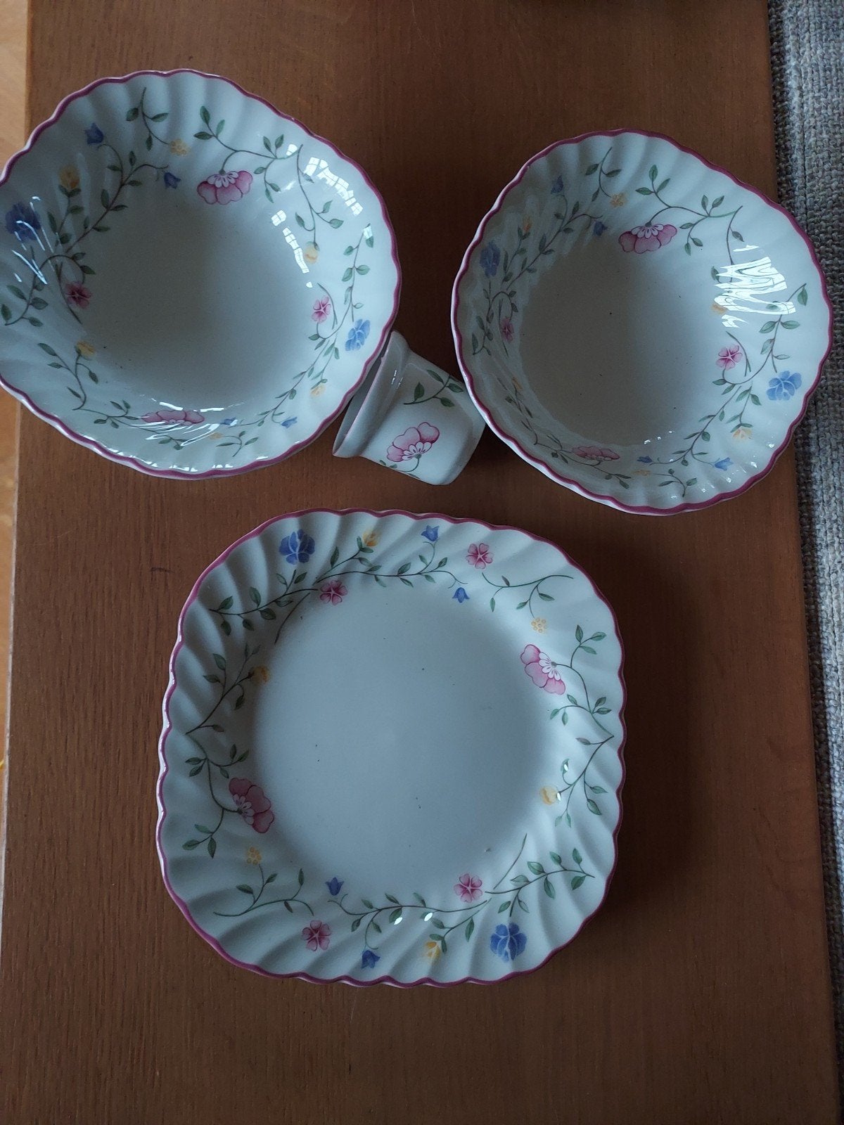 Johnson bros servies met bloemetjes roze rand, Ophalen of Verzenden, Zo goed als nieuw, Overige stijlen, Bord(en)