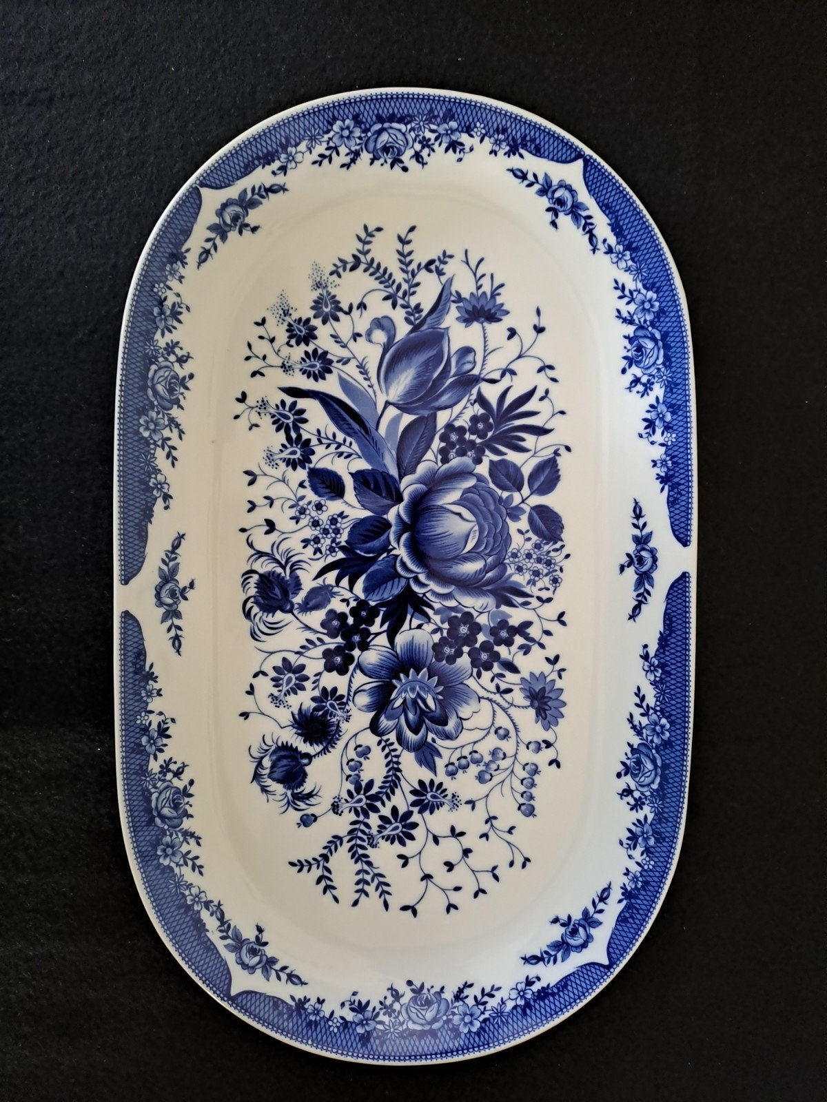 Ovalen porseleinen schaal met blauw-wit bloemmotief, Ophalen of Verzenden, Porselein, Overige stijlen, Schaal of Schalen