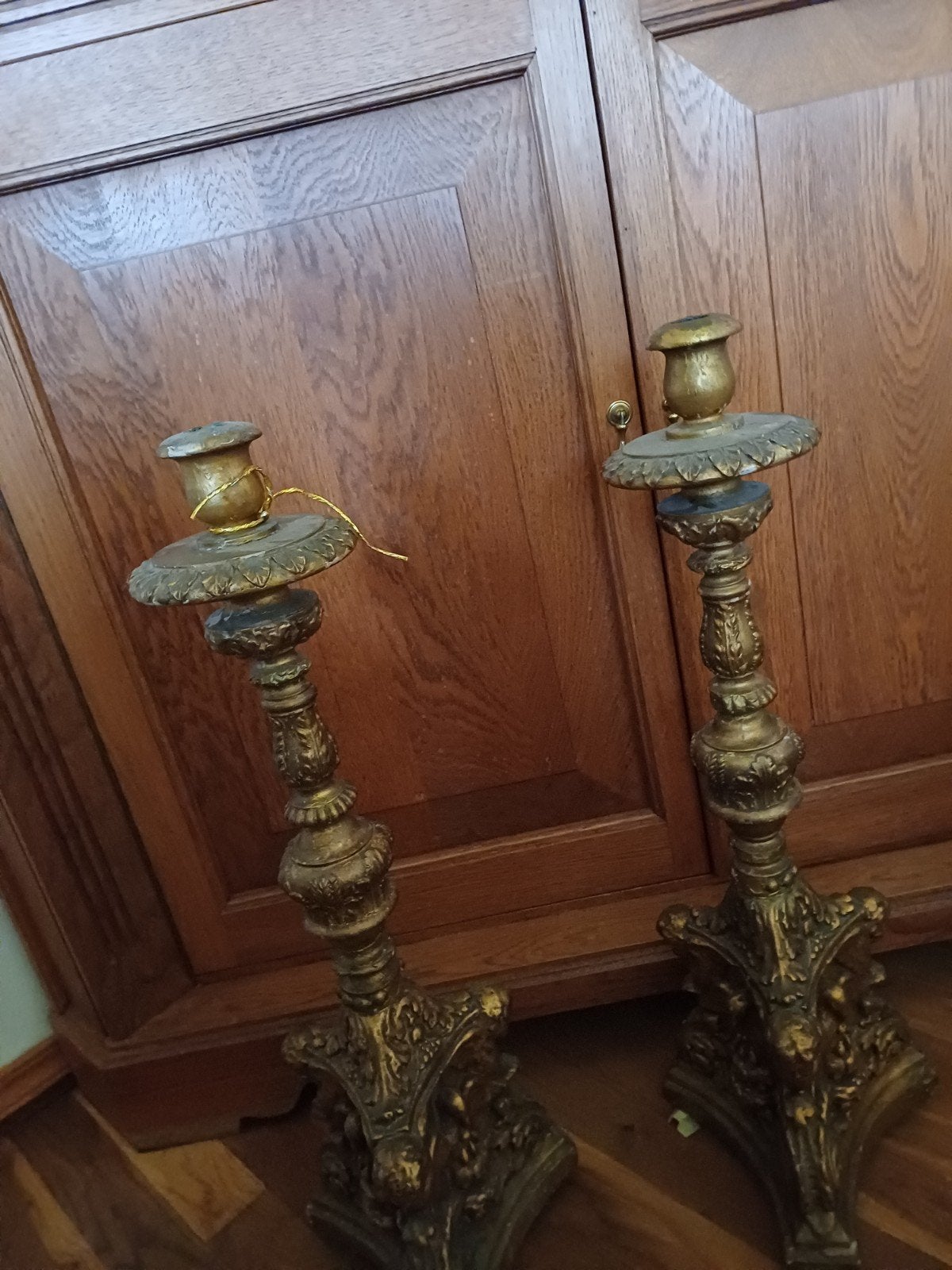 Set van 2 Houten Handgesneden Kandelaars - 66 cm Hoog, Ophalen
