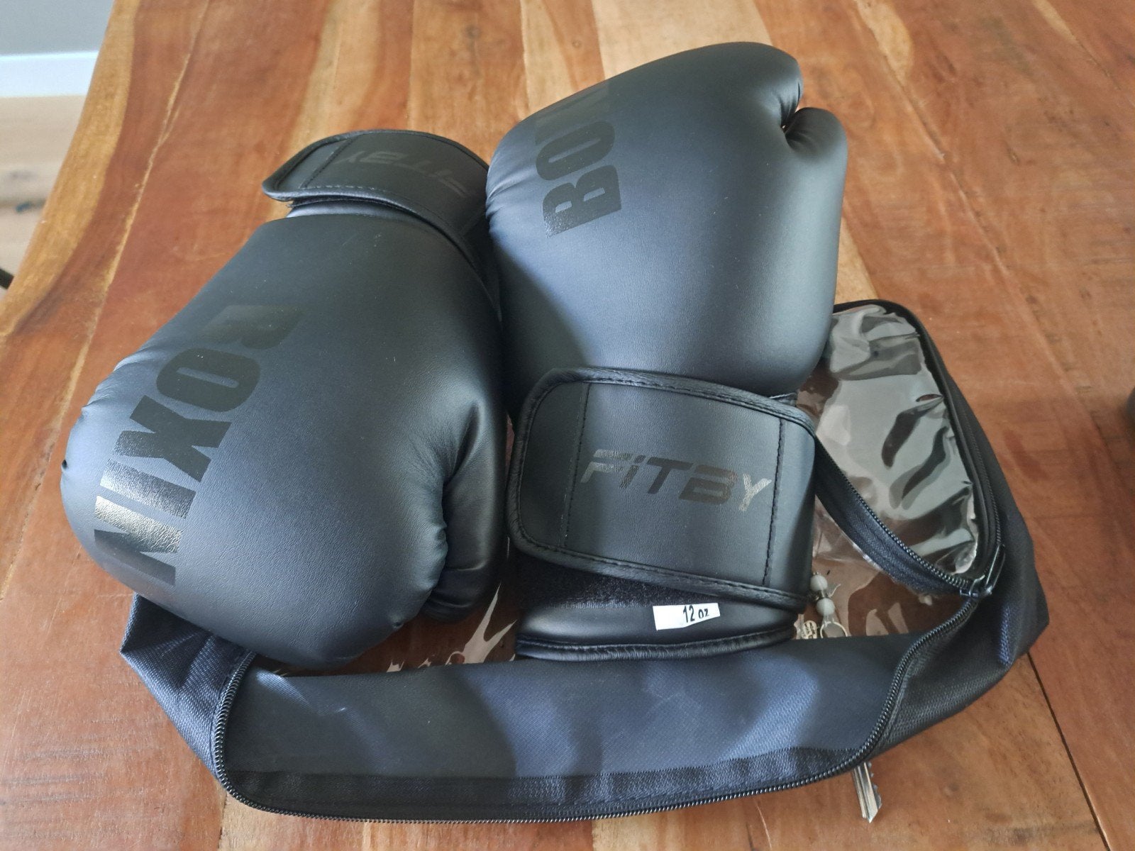 Zwarte bokshandschoenen 12 oz een keer gebruikt zwartdraagta, Sport en Fitness, Ophalen of Verzenden, Nieuw, Bokshandschoenen