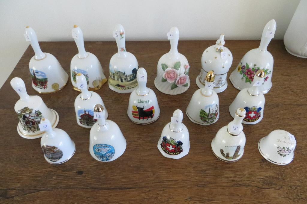 16 porseleinen bellen / klokjes, uit heel Europa, souvenir., Ophalen of Verzenden