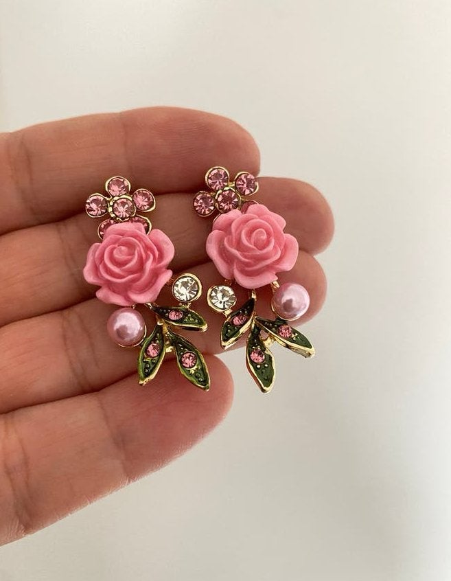 Prachtige bloem oorbellen roze tinten stenen en parel, Ophalen of Verzenden, Zo goed als nieuw, Roze, Overige materialen