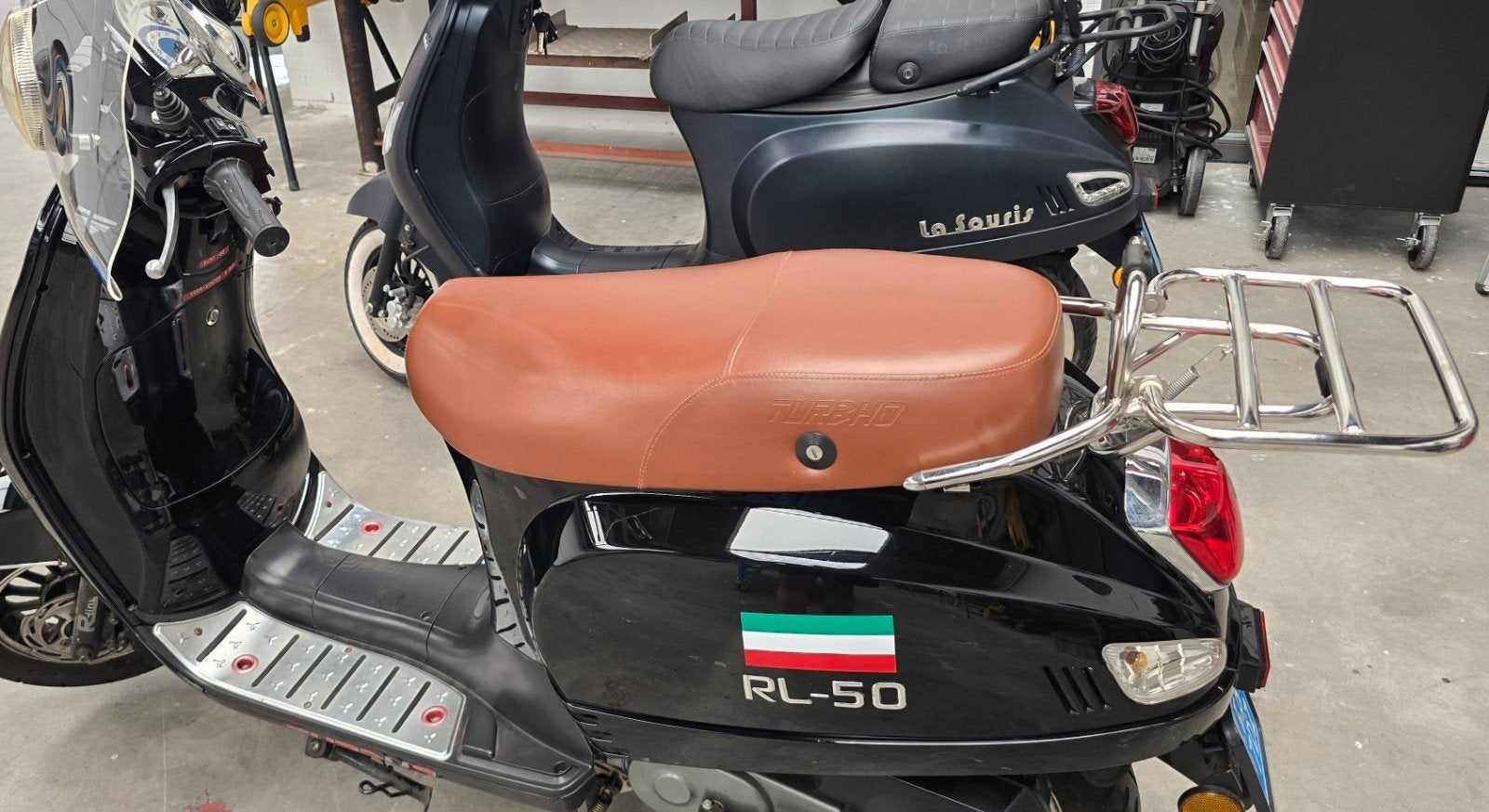 2 × Scooters met lage km standen, Zo goed als nieuw, Benzine, Ophalen, Overige merken