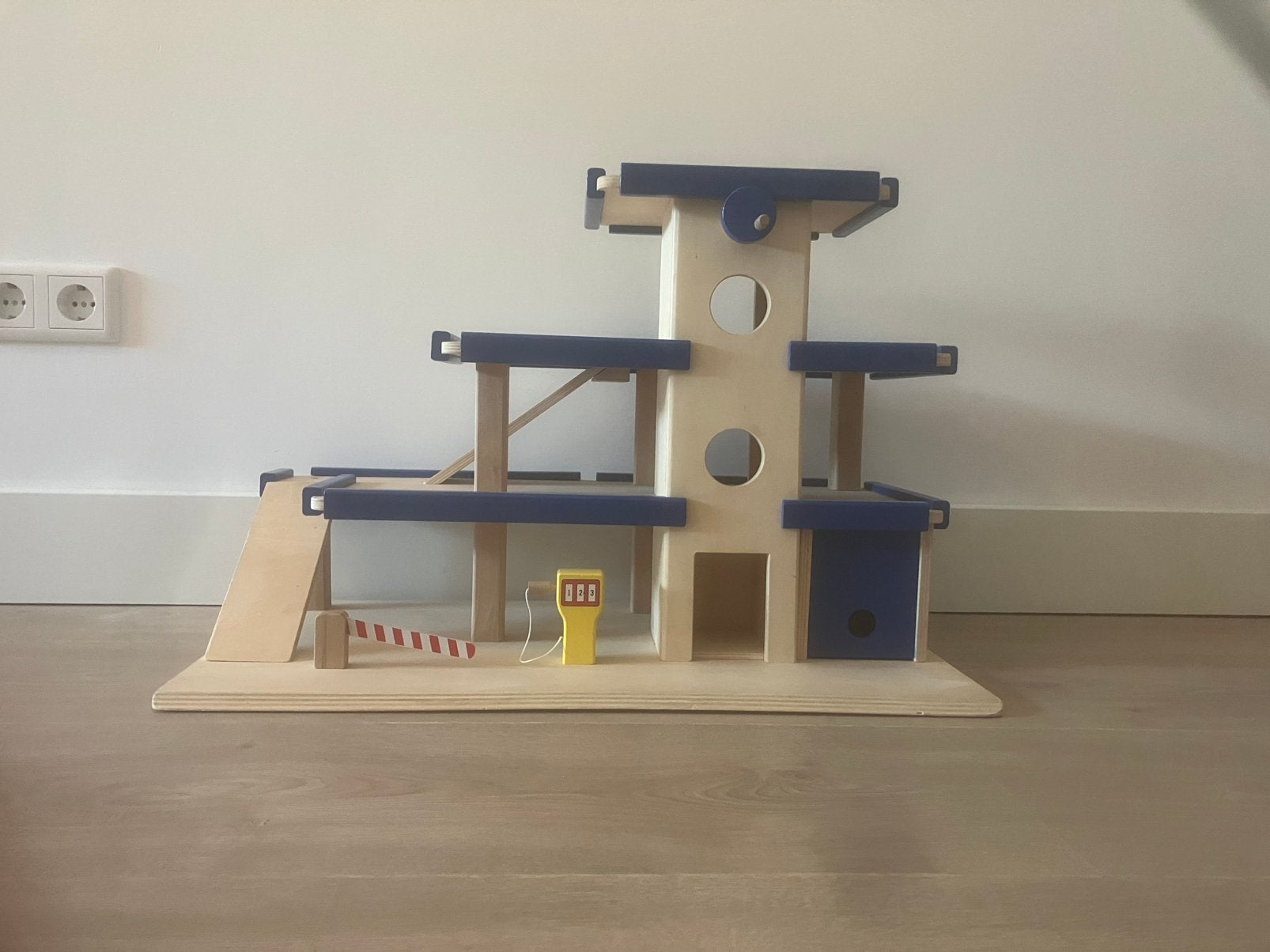 Houten speelgoed garage, Ophalen, Zo goed als nieuw