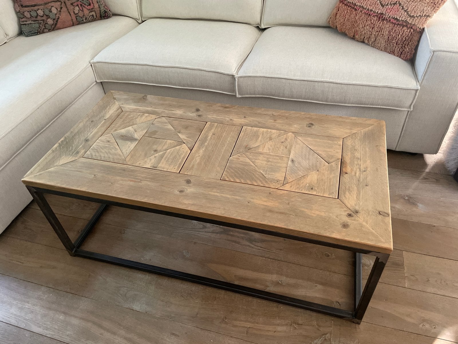 Oud houten salontafel met mozaïek blad en stalen onderstel, Ophalen, Gebruikt, 100 tot 150 cm, 50 tot 100 cm