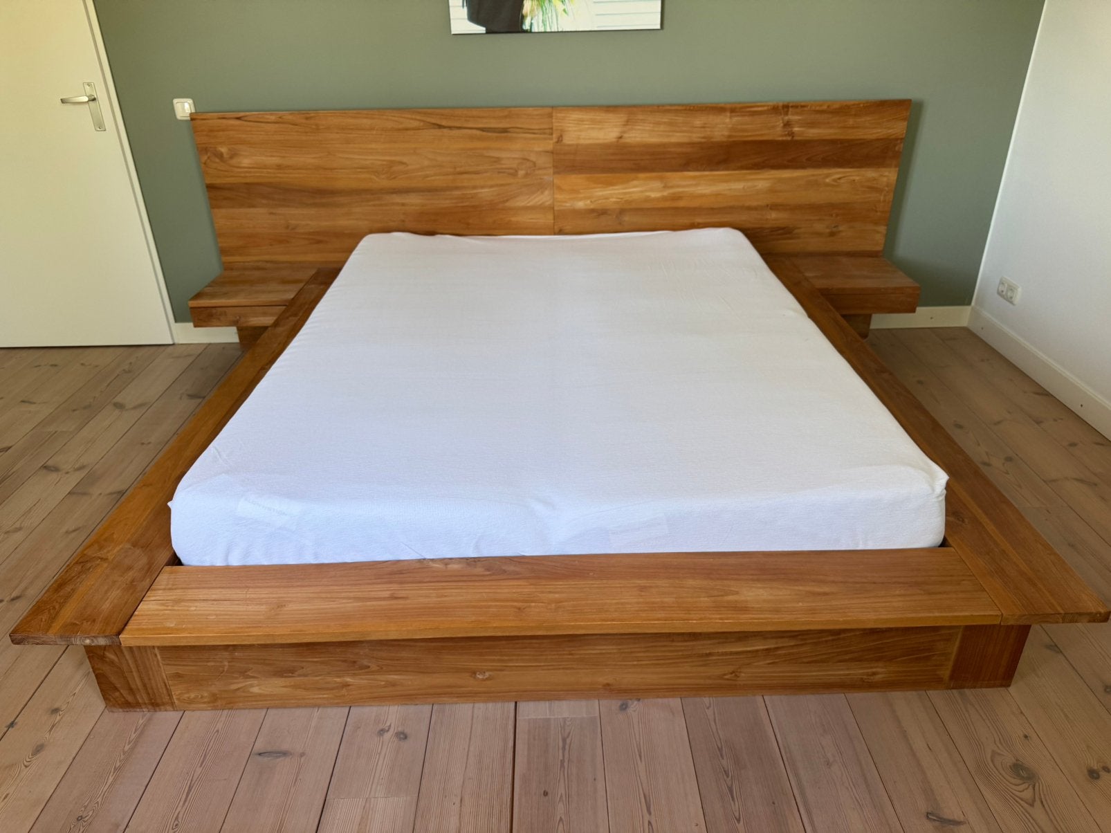 Teak houten bed met zwevende nachtkastjes strak design, Huis en Inrichting, Ophalen, Gebruikt, Bruin, Tweepersoons