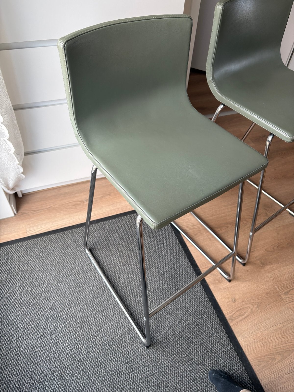 2x IKEA Bernhard barkrukken - Groen leer en chroom, Huis en Inrichting, Leer, Ophalen of Verzenden, Zo goed als nieuw, 90 cm of meer