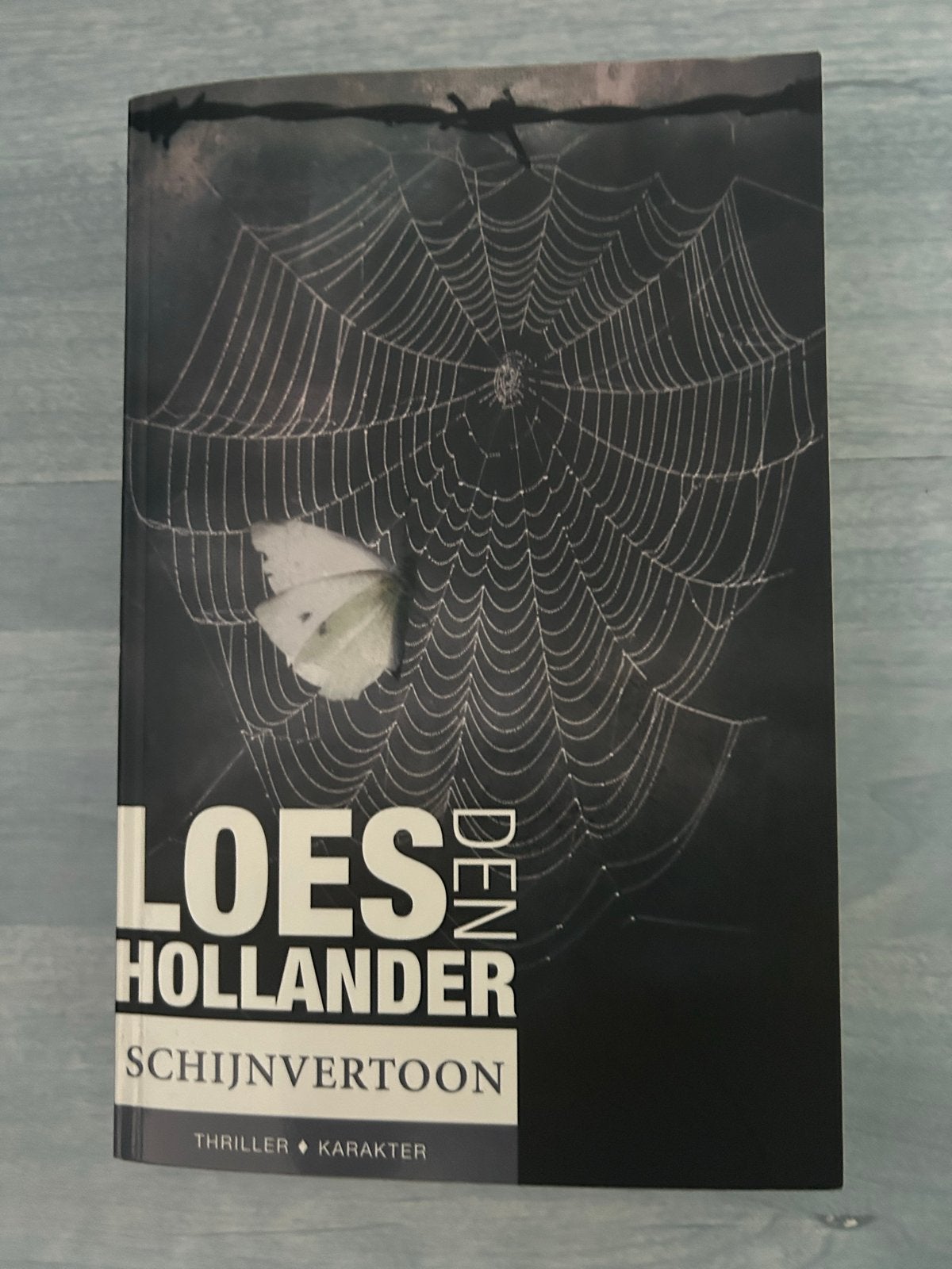 Loes den Hollander - Schijnvertoon (Thriller), Ophalen of Verzenden, Zo goed als nieuw, Nederland