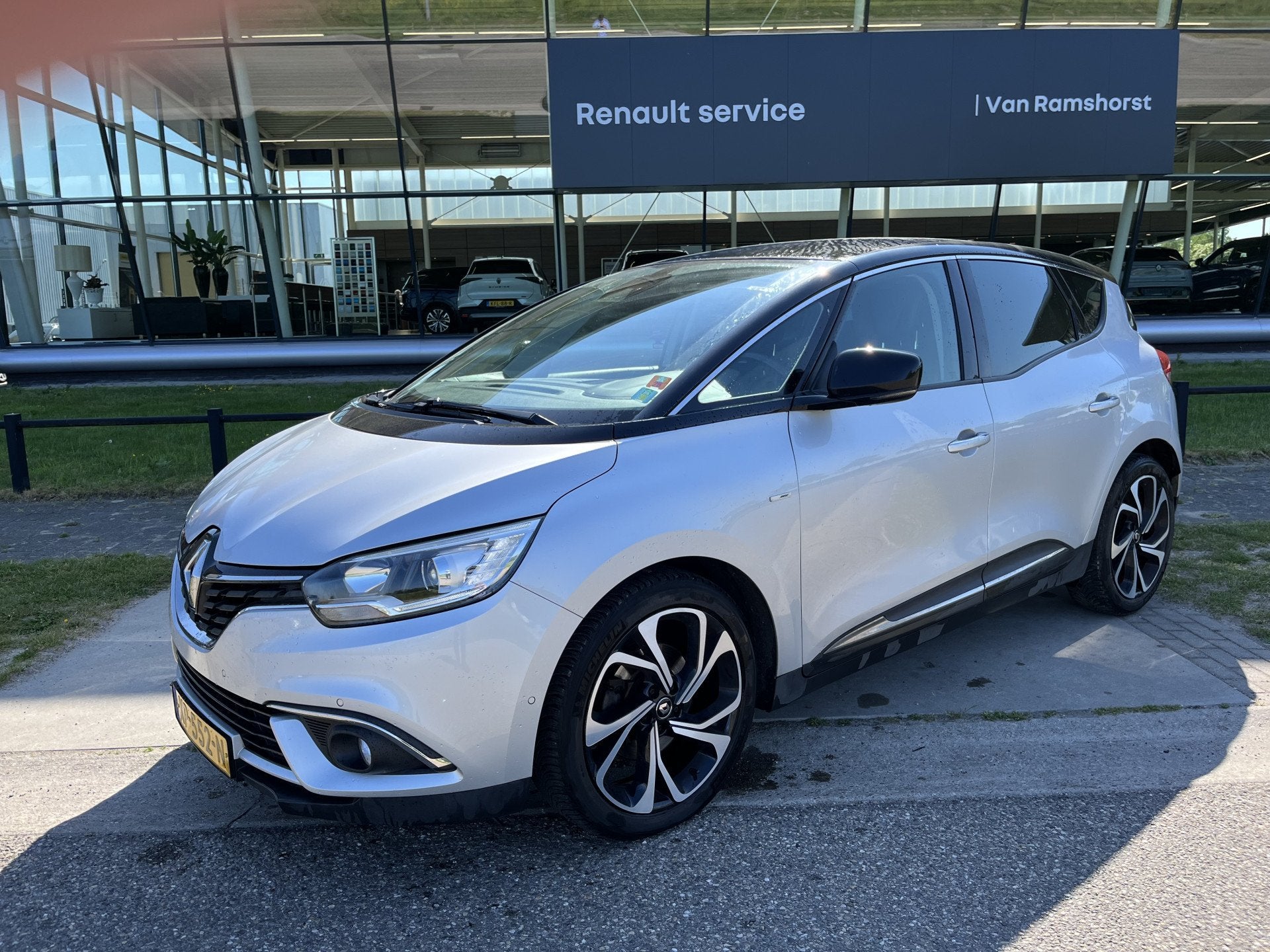 Renault Scénic 1.3 TCe 140pk Bose / dealer onderhouden/ Cam, Voorwielaandrijving, 12 maanden, 4 cilinders, Leder en Stof